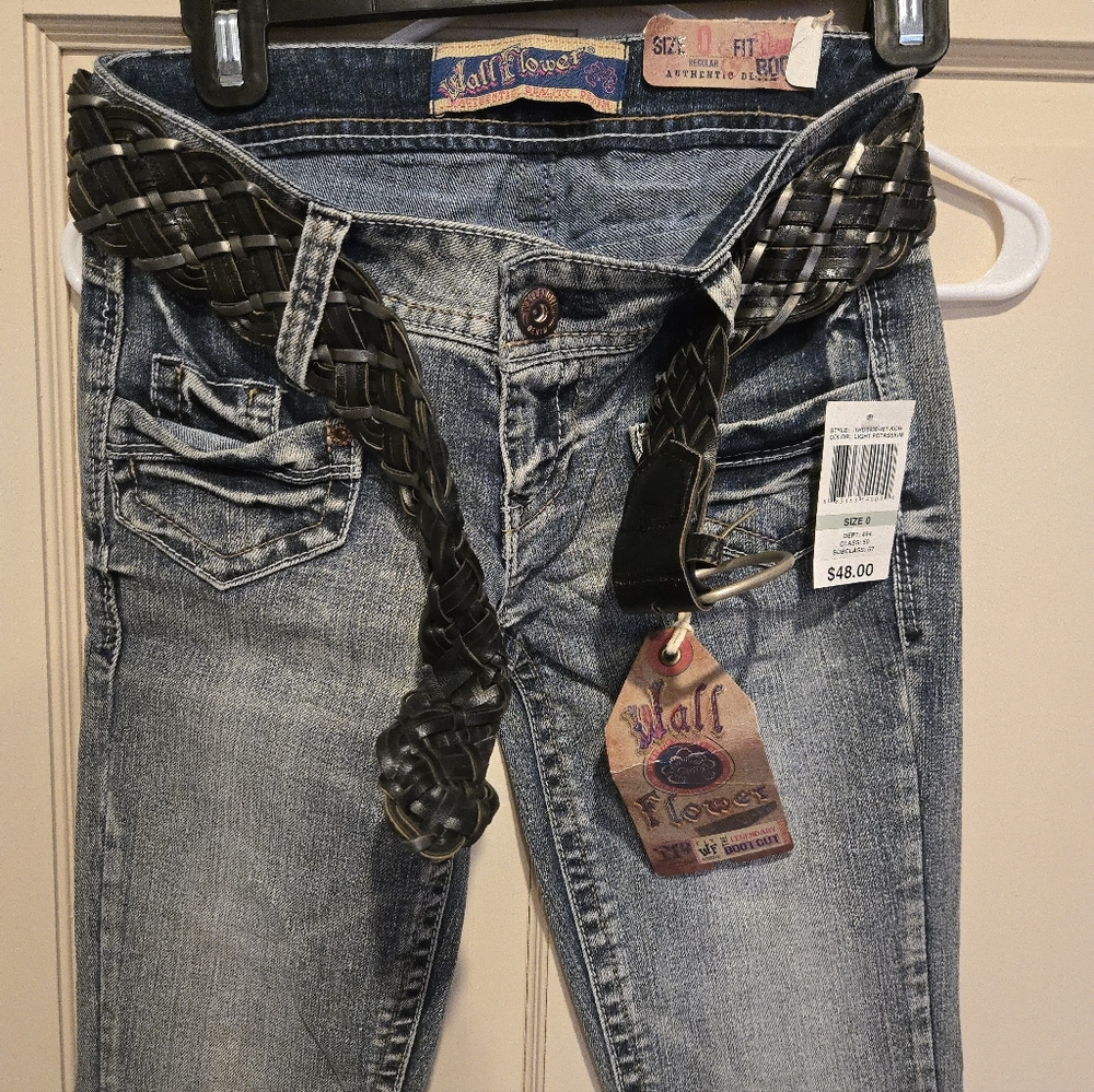 Women's Wall Flower Blue Jeans with Belt - Picture 5 of 7